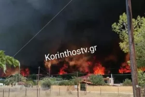 Λουτράκι: Στα πρώτα σπίτια οι φλόγες
