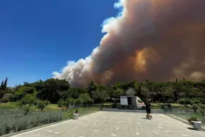 Χάος από το μέτωπο στον Κουβαρά: Εκκενώνονται Λαγονήσι, Σαρωνίδα και Ανάβυσσος