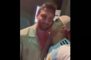 Τρελάθηκε και φίλησε τον Μέσι 
