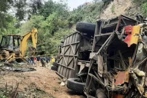 Πτώση λεωφορείου σε γκρεμό στο Μεξικό - Τουλάχιστον 29 νεκροί