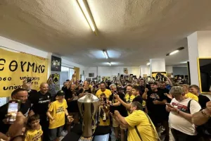 ΑΕΚ: Πανζουρλισμός και στο Ρέθυμνο για το τρόπαιο του πρωταθλήματος 