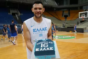 Η τούρτα-έκπληξη στον Παπανικολάου