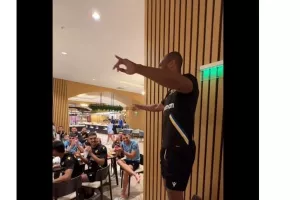 Τήρησε το έθιμο και ανέβηκε στην καρέκλα για τραγούδι ο Εντουάρντο (βίντεο)