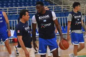 Ο Θανάσης Αντετοκούνμπο πήρε άδεια και πήγε για να υπογράψει σε ομάδα του NBA