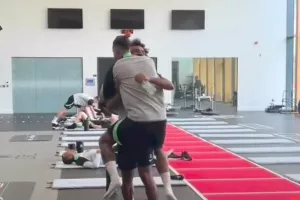 Τσιμίκας και Σαλάχ ξανάσμιξαν με αγκαλιά και… "ε μαλ@@@"! 
