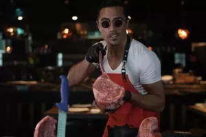 Ο Salt Bae μείωσε τις τιμές στα εστιατόριά του – Έφτιαξε μενού με 40 ευρώ