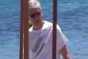 Στη Μύκονο με νεαρή αιθέρια... ύπαρξη ο Αρσέν Βενγκέρ!