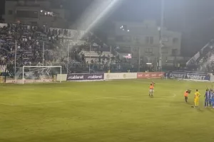 Παίκτες αγκαλιασμένοι, Μαχητές με κασκόλ και... "Παίξε για κάθε αδελφό" (βίντεο/φώτος)