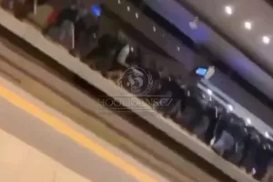Η στιγμή που οι Κροάτες χούλιγκανς μπαίνουν ανενόχλητοι στο μετρό (βίντεο)