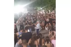 Καταχειροκροτήθηκε 86χρονος μετά το βαρύ του ζεϊμπέκικο σε πανηγύρι της Τήνου