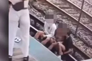Τρομακτικό βίντεο - Έκατσαν σε γραμμές τρένου για selfie και τους «χτύπησε» το ρεύμα