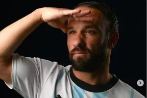 Έβαλε… γαλάζια όμως κάτω όλα κόκκινα 