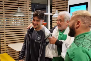 Burger και φώτο με... αντίπαλο!