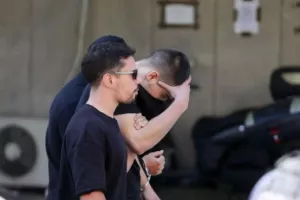 Χαμός έξω από τα δικαστήρια όταν έφτασαν οι Κροάτες χούλιγκαν