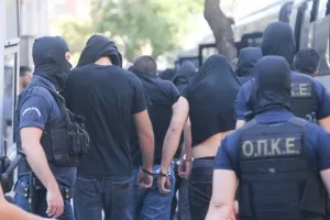 "Πρέπει να πάρουμε αποφάσεις με πολιτικό κόστος"