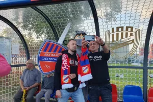 ΦΩΤΟΣ... οι Πολωνοί έξω από το Miejski Stadion Piłkarski