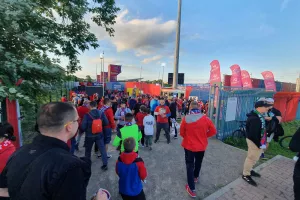ΦΩΤΟΣ... οι Πολωνοί έξω από το Miejski Stadion Piłkarski
