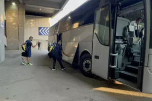 (Φωτορεπορτάζ) Η άφιξη του ΑΠΟΕΛ στο Dinamo Arena (βίντεο)