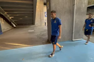 (Φωτορεπορτάζ) Η άφιξη του ΑΠΟΕΛ στο Dinamo Arena (βίντεο)