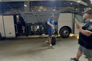(Φωτορεπορτάζ) Η άφιξη του ΑΠΟΕΛ στο Dinamo Arena (βίντεο)