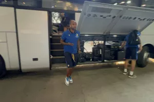 (Φωτορεπορτάζ) Η άφιξη του ΑΠΟΕΛ στο Dinamo Arena (βίντεο)