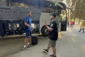 (Φωτορεπορτάζ) Η άφιξη του ΑΠΟΕΛ στο Dinamo Arena (βίντεο)