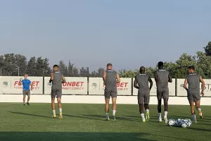 "Ντόπες" της Θύρας 5 σε παίκτες - τεχνική ηγεσία, το Kerkida στην ανοικτή προπόνηση! (βίντεο/φώτος)