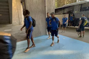 (Φωτορεπορτάζ) Η άφιξη του ΑΠΟΕΛ στο Dinamo Arena (βίντεο)