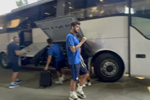 (Φωτορεπορτάζ) Η άφιξη του ΑΠΟΕΛ στο Dinamo Arena (βίντεο)