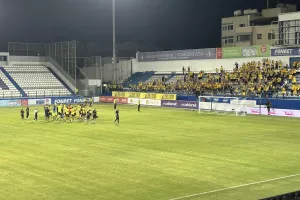 Χειροκρότημα σε παίκτες - κόσμο 