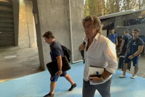 (Φωτορεπορτάζ) Η άφιξη του ΑΠΟΕΛ στο Dinamo Arena (βίντεο)