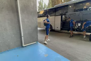 (Φωτορεπορτάζ) Η άφιξη του ΑΠΟΕΛ στο Dinamo Arena (βίντεο)