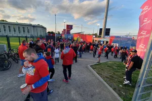 ΦΩΤΟΣ... οι Πολωνοί έξω από το Miejski Stadion Piłkarski