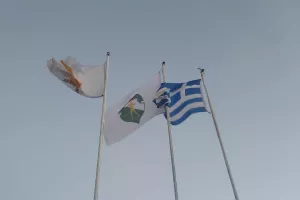 Κρατάει αναμμένη τη φλόγα της επιστροφής