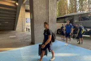 (Φωτορεπορτάζ) Η άφιξη του ΑΠΟΕΛ στο Dinamo Arena (βίντεο)