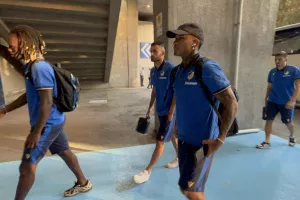 (Φωτορεπορτάζ) Η άφιξη του ΑΠΟΕΛ στο Dinamo Arena (βίντεο)