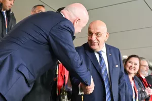 Στην Αυστραλία ο Κούμας 
