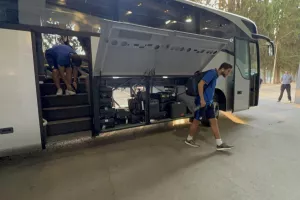 (Φωτορεπορτάζ) Η άφιξη του ΑΠΟΕΛ στο Dinamo Arena (βίντεο)