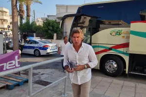 Η άφιξη του ΑΠΟΕΛ στο "Αμμόχωστος" - Μέσα ο Γέφτε (φώτος)