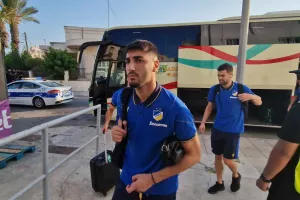 Η άφιξη του ΑΠΟΕΛ στο "Αμμόχωστος" - Μέσα ο Γέφτε (φώτος)