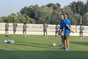 "Ντόπες" της Θύρας 5 σε παίκτες - τεχνική ηγεσία, το Kerkida στην ανοικτή προπόνηση! (βίντεο/φώτος)