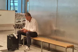 Προσηλωμένος στο κινητό ο Γιάνσον 