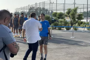 "Ντόπες" της Θύρας 5 σε παίκτες - τεχνική ηγεσία, το Kerkida στην ανοικτή προπόνηση! (βίντεο/φώτος)