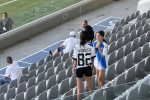 ΤΡΕΙΣ ομάδες!