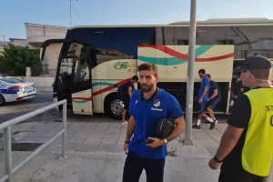 Η άφιξη του ΑΠΟΕΛ στο "Αμμόχωστος" - Μέσα ο Γέφτε (φώτος)