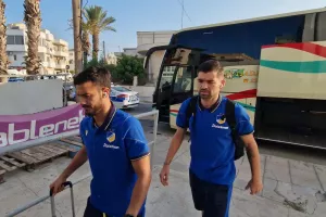 Η άφιξη του ΑΠΟΕΛ στο "Αμμόχωστος" - Μέσα ο Γέφτε (φώτος)