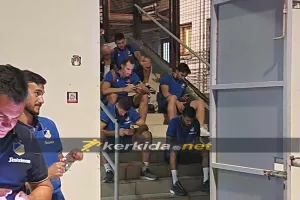 Ομαδική... προσήλωση στα κινητά!