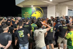 Με συνοδεία της Αστυνομίας αποχώρησε η αποστολή της ΑΕΚ εν μέσω αποδοκιμασιών! (βίντεο/φώτος)