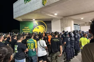 Με συνοδεία της Αστυνομίας αποχώρησε η αποστολή της ΑΕΚ εν μέσω αποδοκιμασιών! (βίντεο/φώτος)