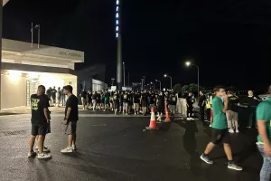 Αποδοκιμασίες ΑΕΚτζήδων έξω από την Κεντρική είσοδο προς Ρόκα και Διοίκηση (φώτος)